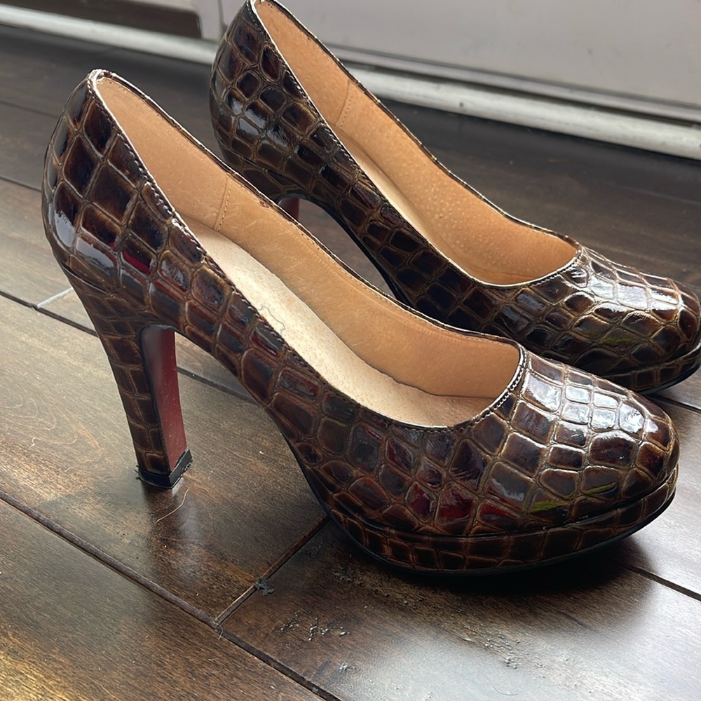 Noel Collection Brown Crocodile Size 7 Heels